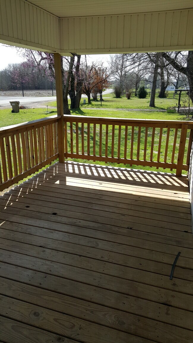 Porche delantero - 5051 State Hwy 135 N