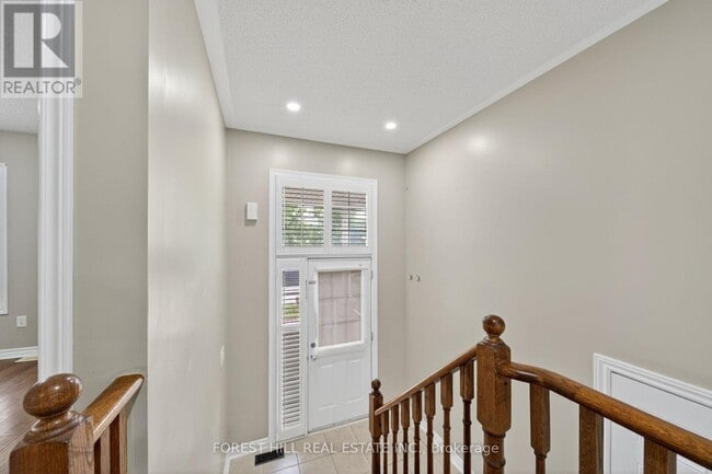 Photo du bâtiment - 70 Diana Way