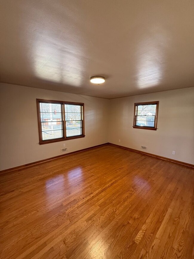 Foto del edificio - 3 Bed/1/5 Bath House with Carport  *Lawncare included in rent*