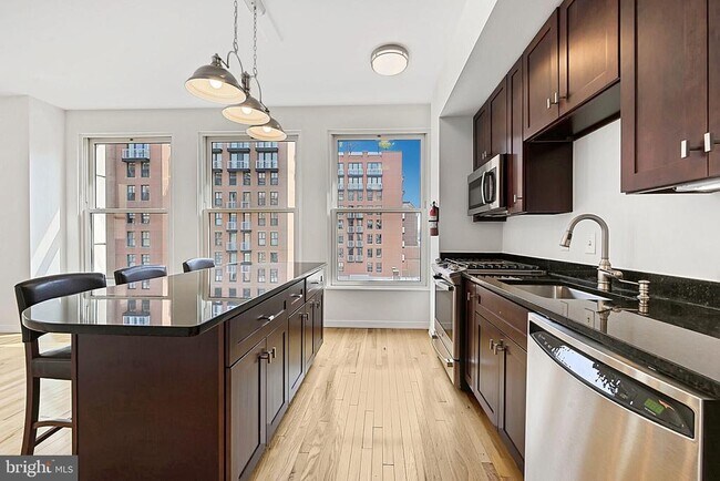 Foto del edificio - 675 E St NW
