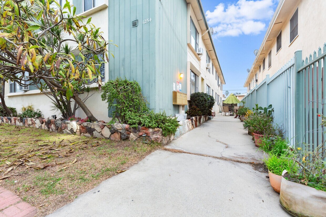 Foto del edificio - 1254 N Orange Dr