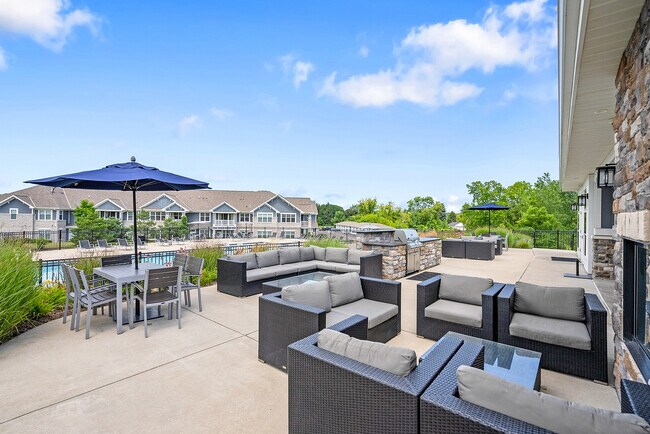 Salón al aire libre en los apartamentos Drexel Ridge - Drexel Ridge Apartments