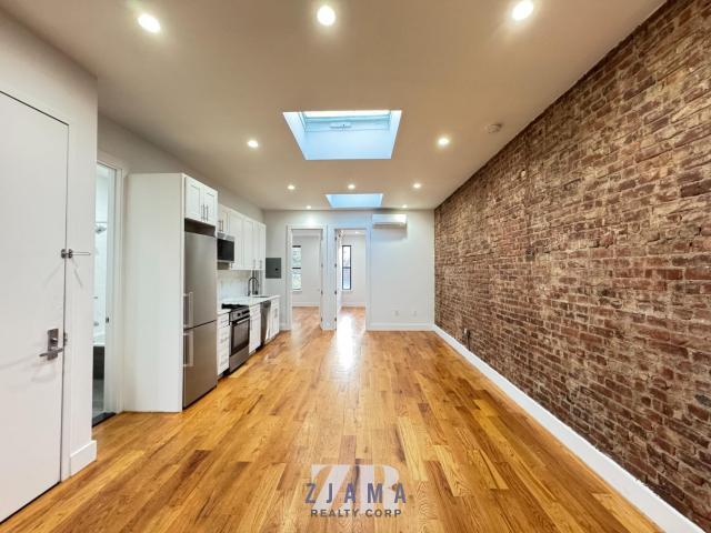 Foto del edificio - 4 bedroom in Brooklyn NY 11210