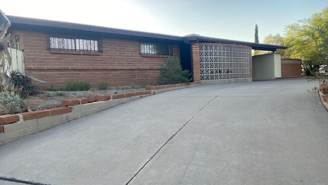 Building Photo - 7021 E Kirkland Dr