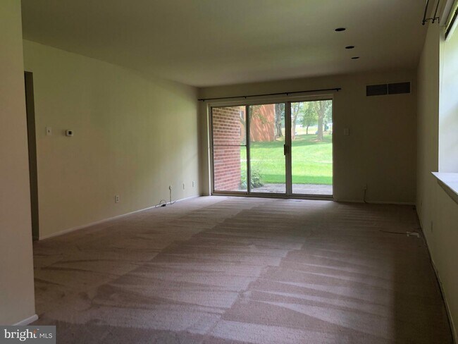 Building Photo - 432 Drummers Ln