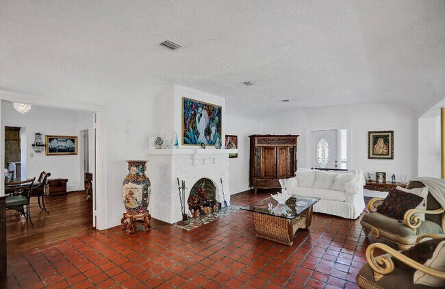 Building Photo - 1107 Alhambra Cir