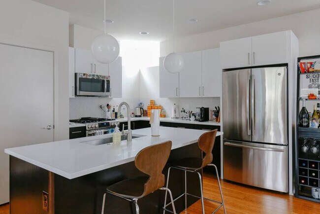 Building Photo - Beautiful High end Central District Home f...