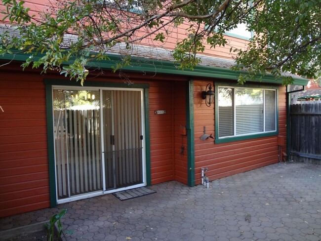 Building Photo - AVAILABLE NOW!!! Beautiful 3 Bed/2.5 Townh...