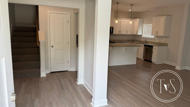 Foto del edificio - RATE DROP ALERT (was $2500/month) and MOVE-IN SPECIAL: $500 OFF 1ST MONTH'S RENT!**