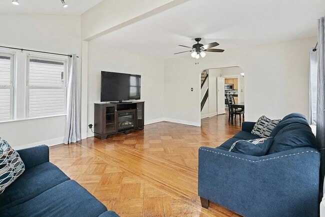 Building Photo - 2133 Hendrickson St