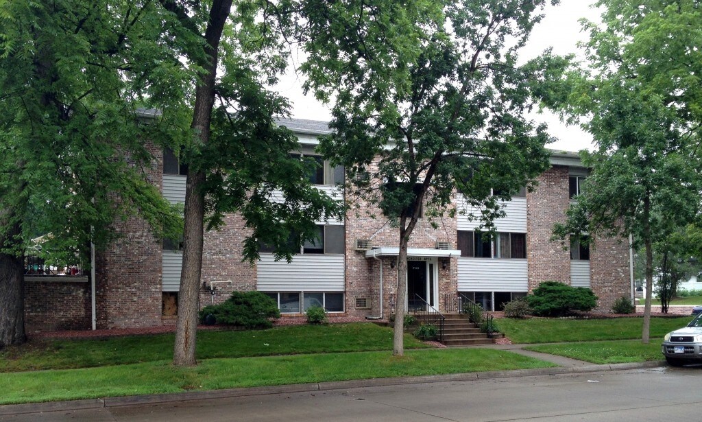 Primary Photo - Sixth St Apartments