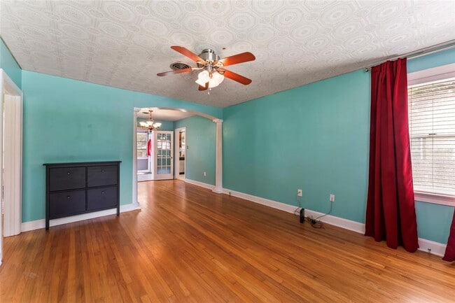Building Photo - 1208 E Paris St