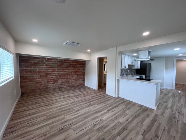 Building Photo - Just renovated! Stunning High-End Finishes!
