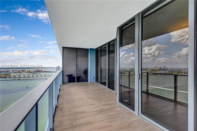 Foto del edificio - 700 NE 24th St