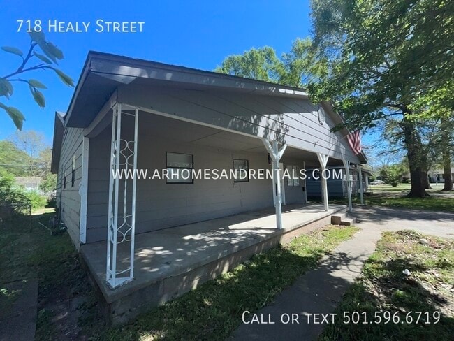 Building Photo - 718 Healy Street | $1195 | 5 beds, 2 full ...