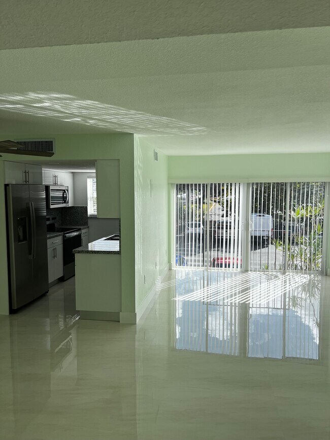 Foto del edificio - 9300 W Flagler St