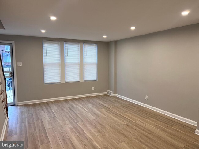 Building Photo - 313 E Ashdale St