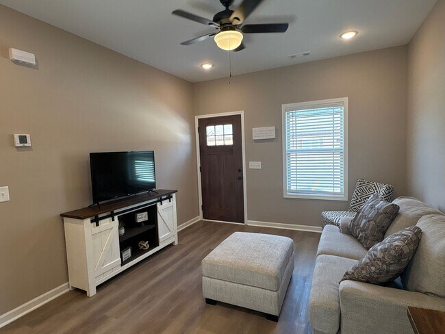 Foto del edificio - 404 Cedar Ln