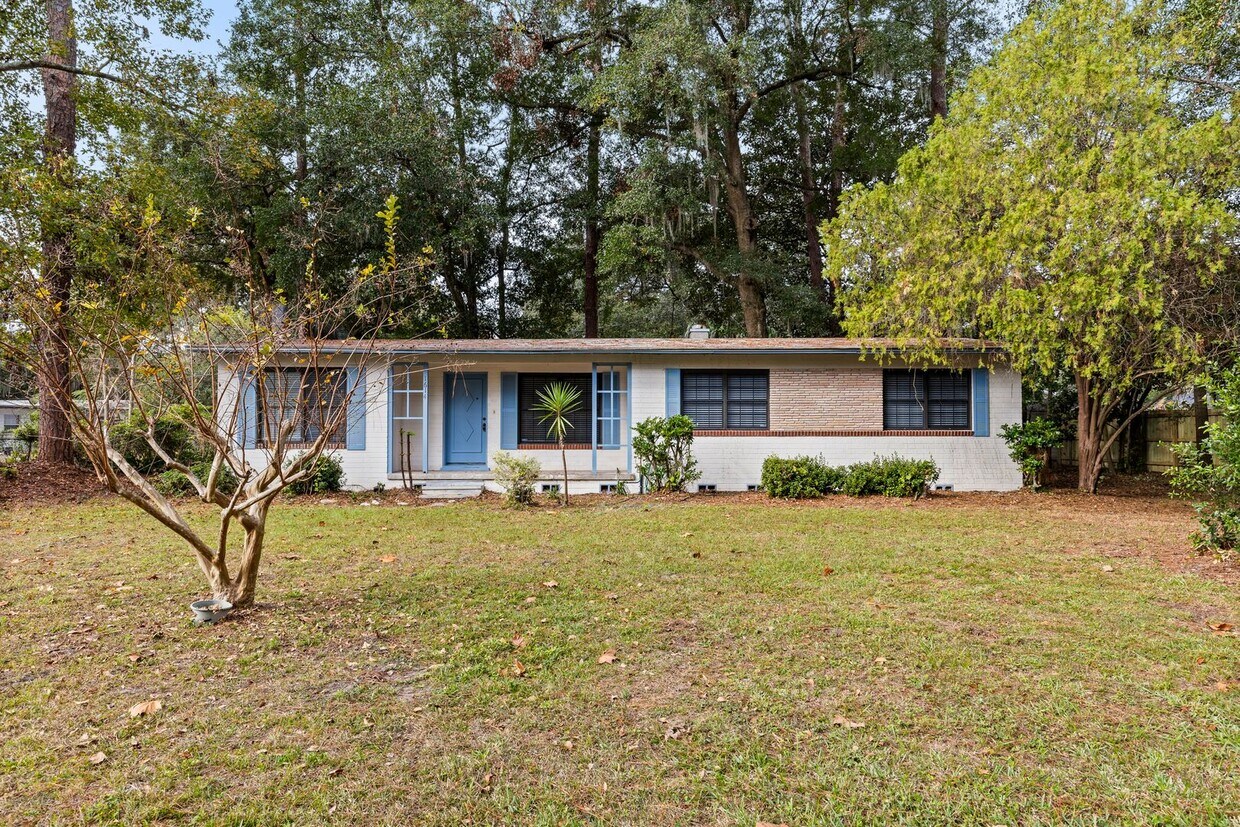 Primary Photo - Lovely Three Bedroom Two Bath in NE Gaines...