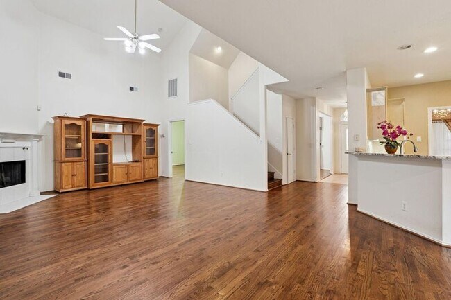 Foto del edificio - 2036 Camelot Dr