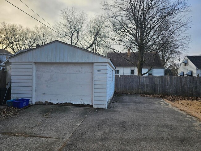 Building Photo - Two Bedroom house with 1 car garage for rent