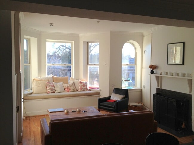Building Photo - Spacious 2BD/2BA Apt Located in Dupont Cir...