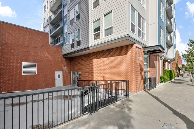 Building Photo - 2818 Grand Ave