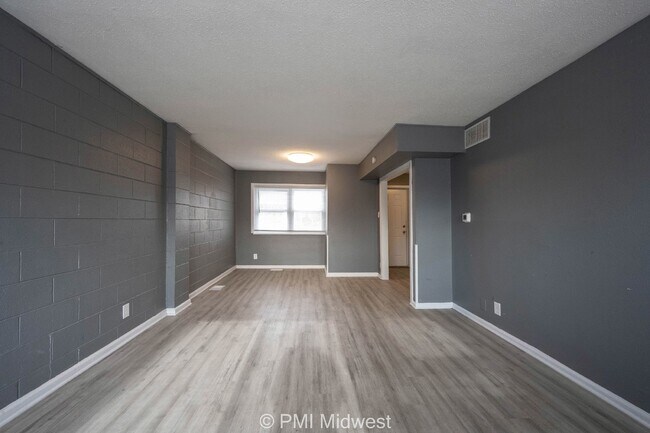 Foto del edificio - Cozy 2 Bedroom Apartment in Indianapolis with Spacious Layout and Convenient Location