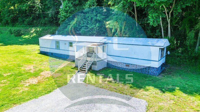 Foto del edificio - Charming 3-bedroom, 2-bath single wide trailer in Whittier, NC available now for year-long lease.