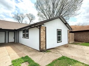 Building Photo - 1020-1022 Vera Ct