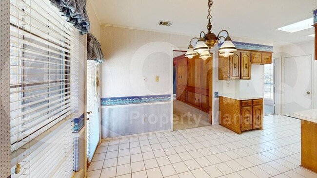 Building Photo - 2513 Country Club Pkwy