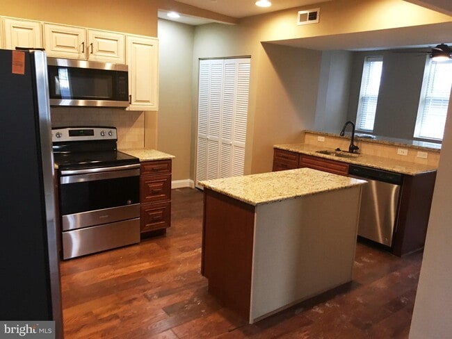 Building Photo - 1123 W 36th St
