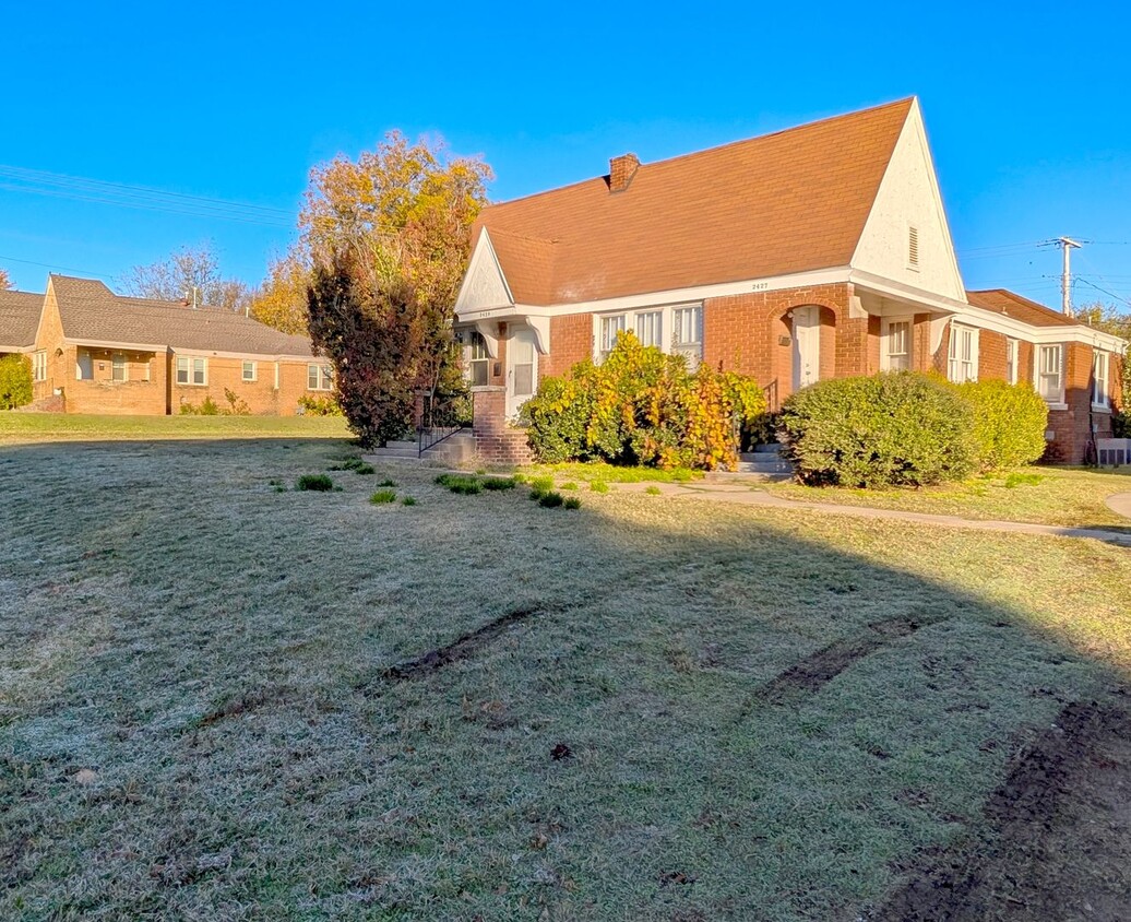 Primary Photo - Historic One Bedroom Duplex