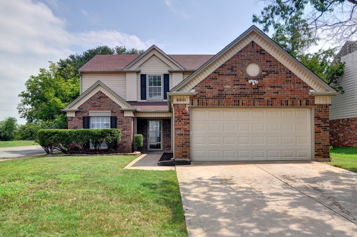 Foto principal - 2501 Country Creek Ln