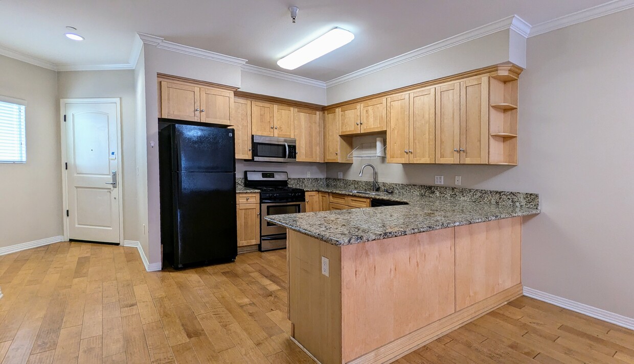 Entry and Kitchen - 214 S Alexandria Ave