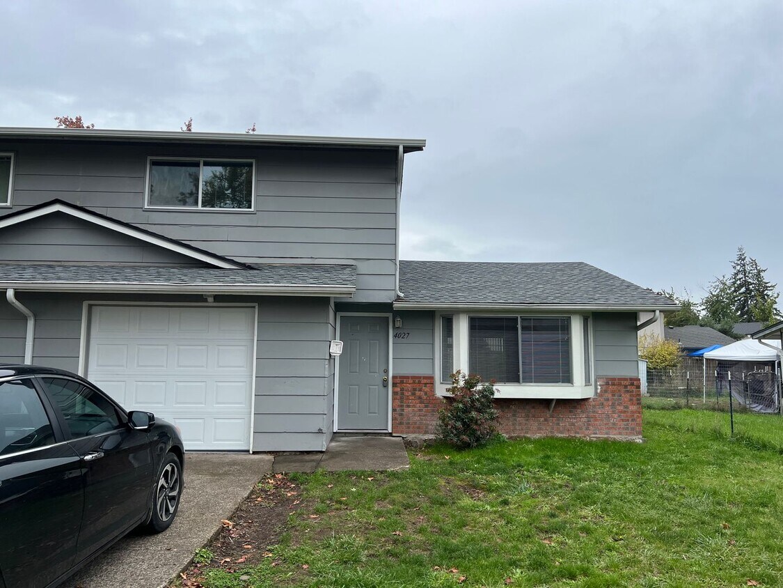 Primary Photo - 2 bed 1 1/2 bath duplex in Springfield!