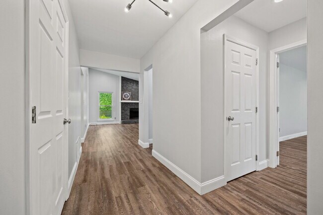 Foto del edificio - "Charming 4-Bedroom Haven in Charlotte's Heart with Spacious 2271 sq ft Living!"