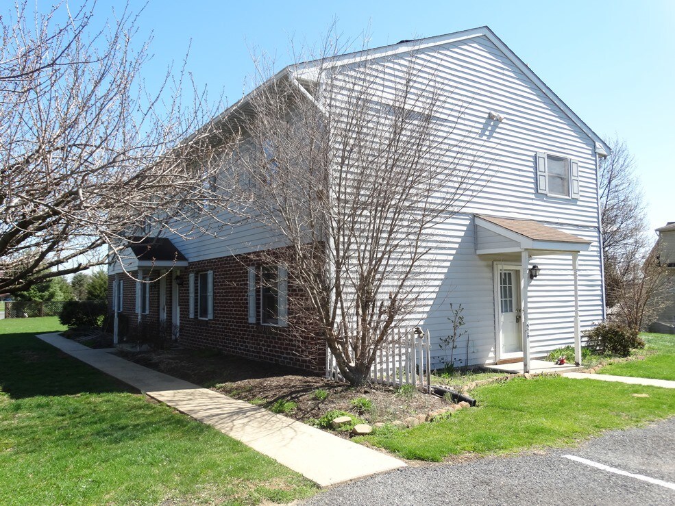 Primary Photo - 580 E Newport Rd