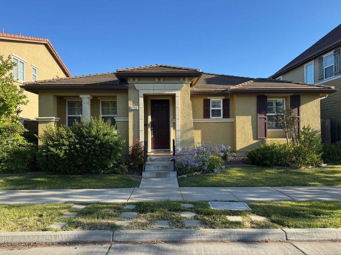 Primary Photo - Stylish Single-Story 3 Bed 2 Bath Home For...