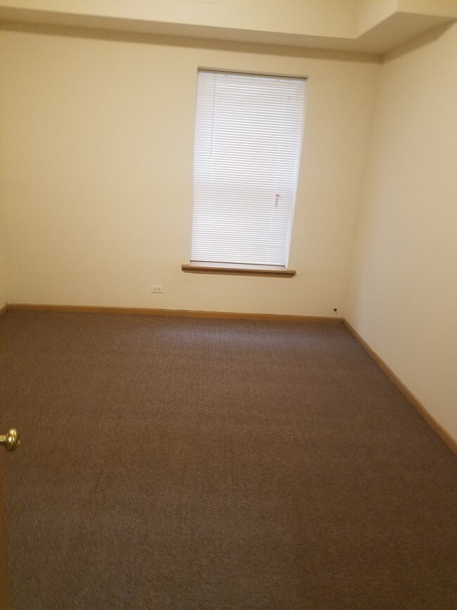 Building Photo - 4356 S Lake Park Ave