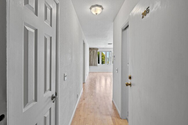 Foto del edificio - 1111 Bay Street #205