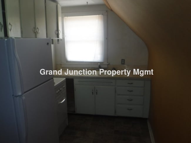 Building Photo - Cute upstairs Apartment in a Victorian Home