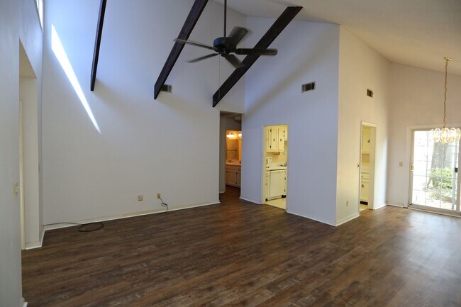 Foto del edificio - 2 Bedroom townhome