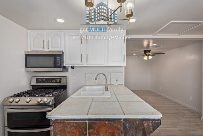 Building Photo - 511 N 32nd Pl
