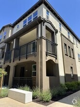 Building Photo - 923 Loyola Ln
