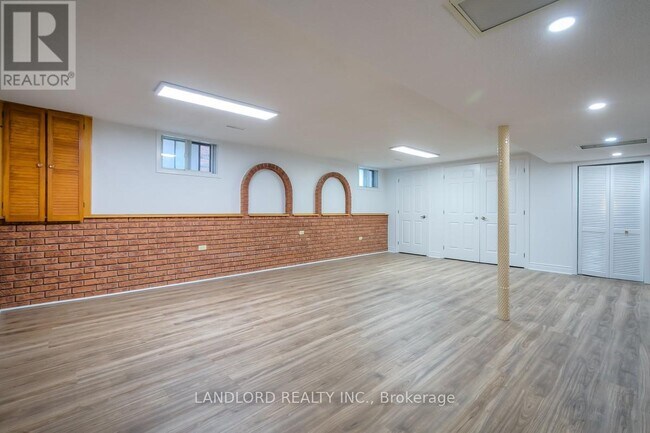 Building Photo - 15 Arkona Dr
