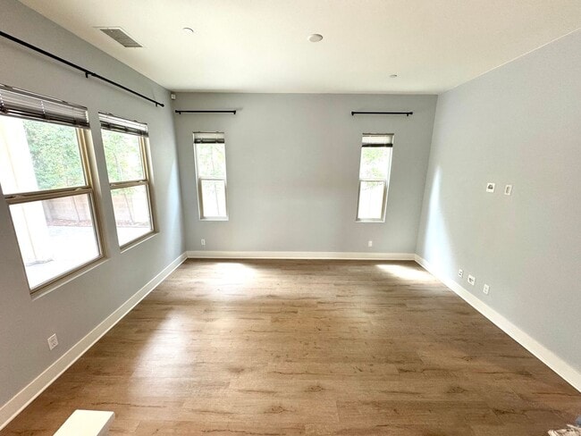 Building Photo - Beautiful 4Bd/3Ba Spacious Home in Costa M...