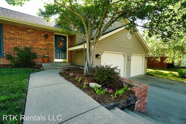 Building Photo - 3 br, 2.5 bath House - 2606 Lloyd Dr.
