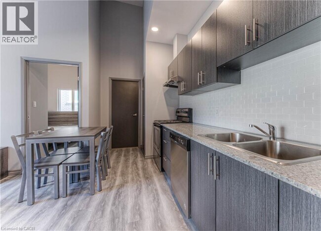 Building Photo - 275 Larch St