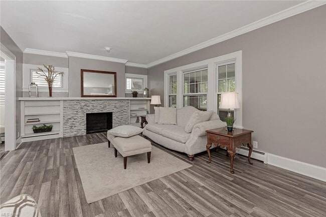 Building Photo - Lakefront 4-Bedroom Home for Rent in Euclid, OH